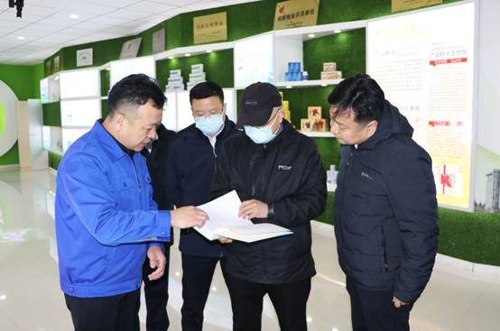 說(shuō)明: 說(shuō)明: C:\Users\Administrator\Desktop\技術(shù)中心\新聞稿\甘肅省科技廳副廳長(zhǎng)李興華\李興華副廳長(zhǎng)調(diào)研20211215\微信圖片_20211215132026.jpg